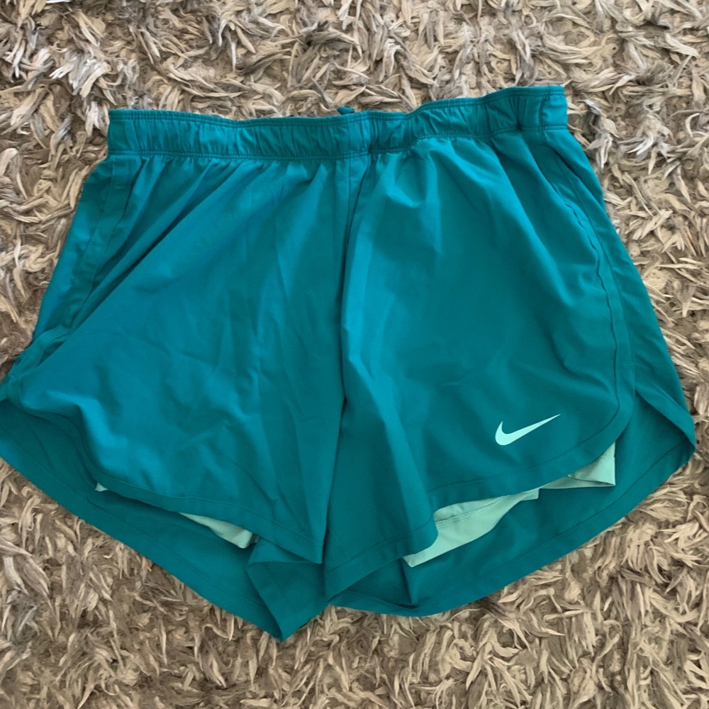NIKE ATHLETIC SHORTS